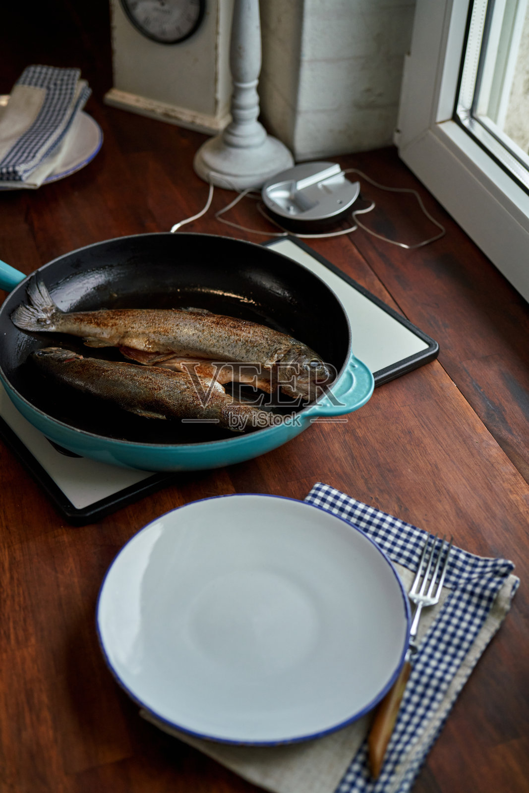 食品安全-烤鳟鱼在平底锅照片摄影图片