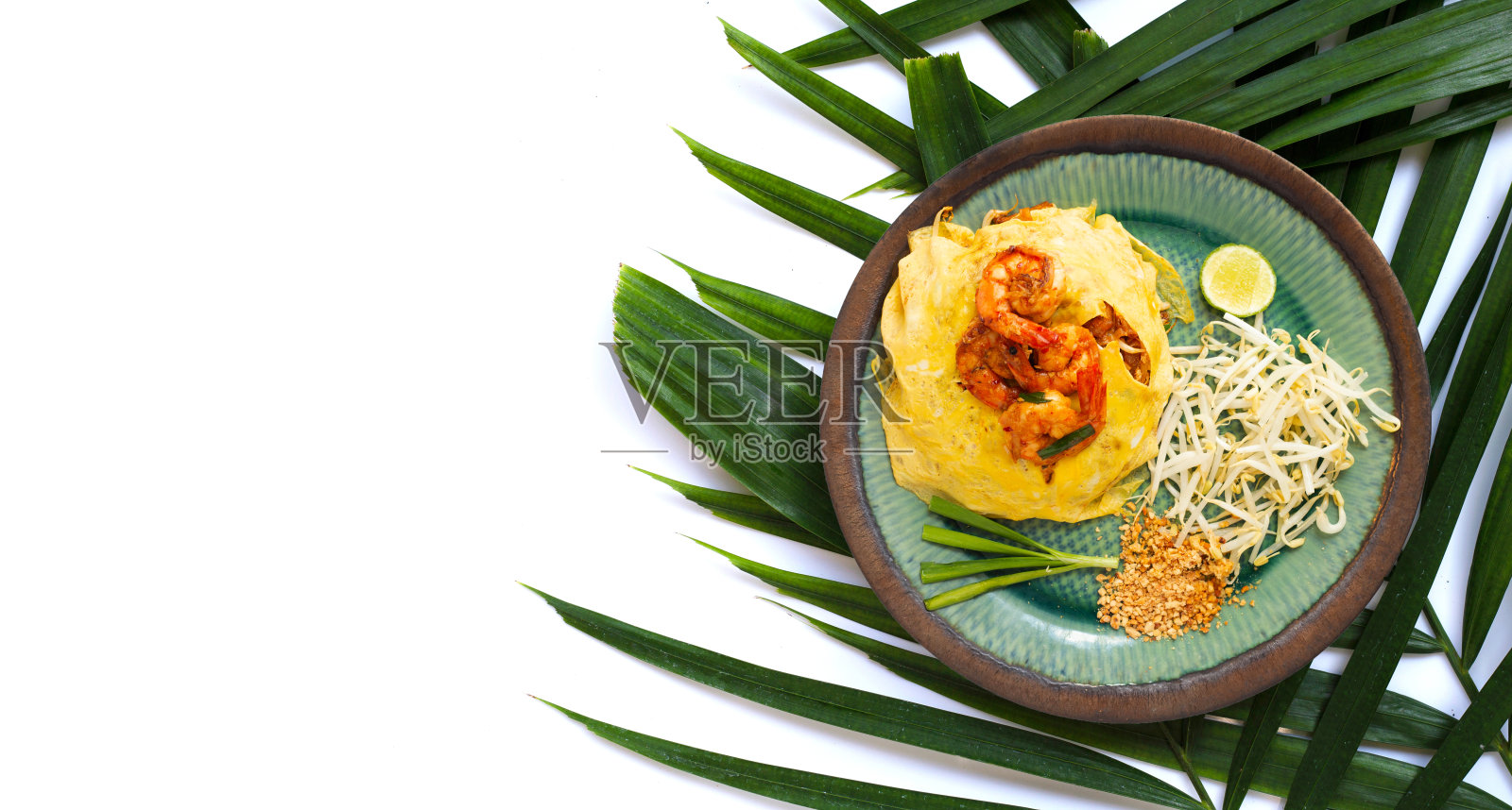 泰国鲜虾粉面配蛋卷泰国街头小吃照片摄影图片