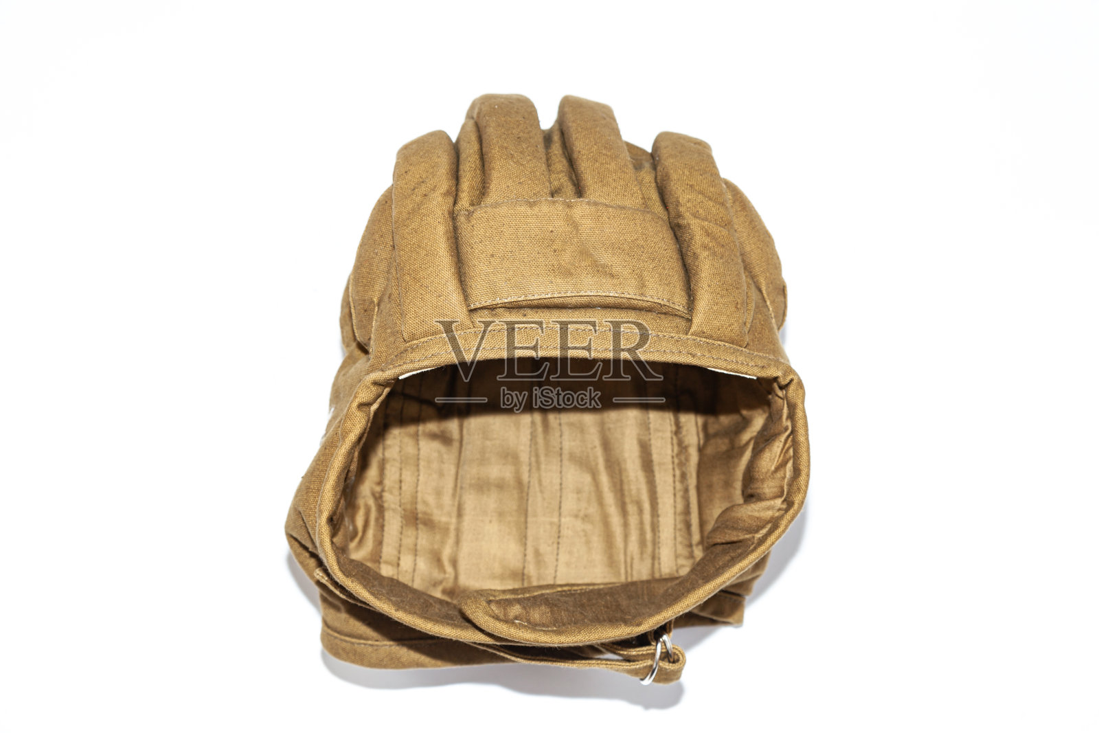 白色背景上的军用坦克乘员的织物保护帽。照片摄影图片