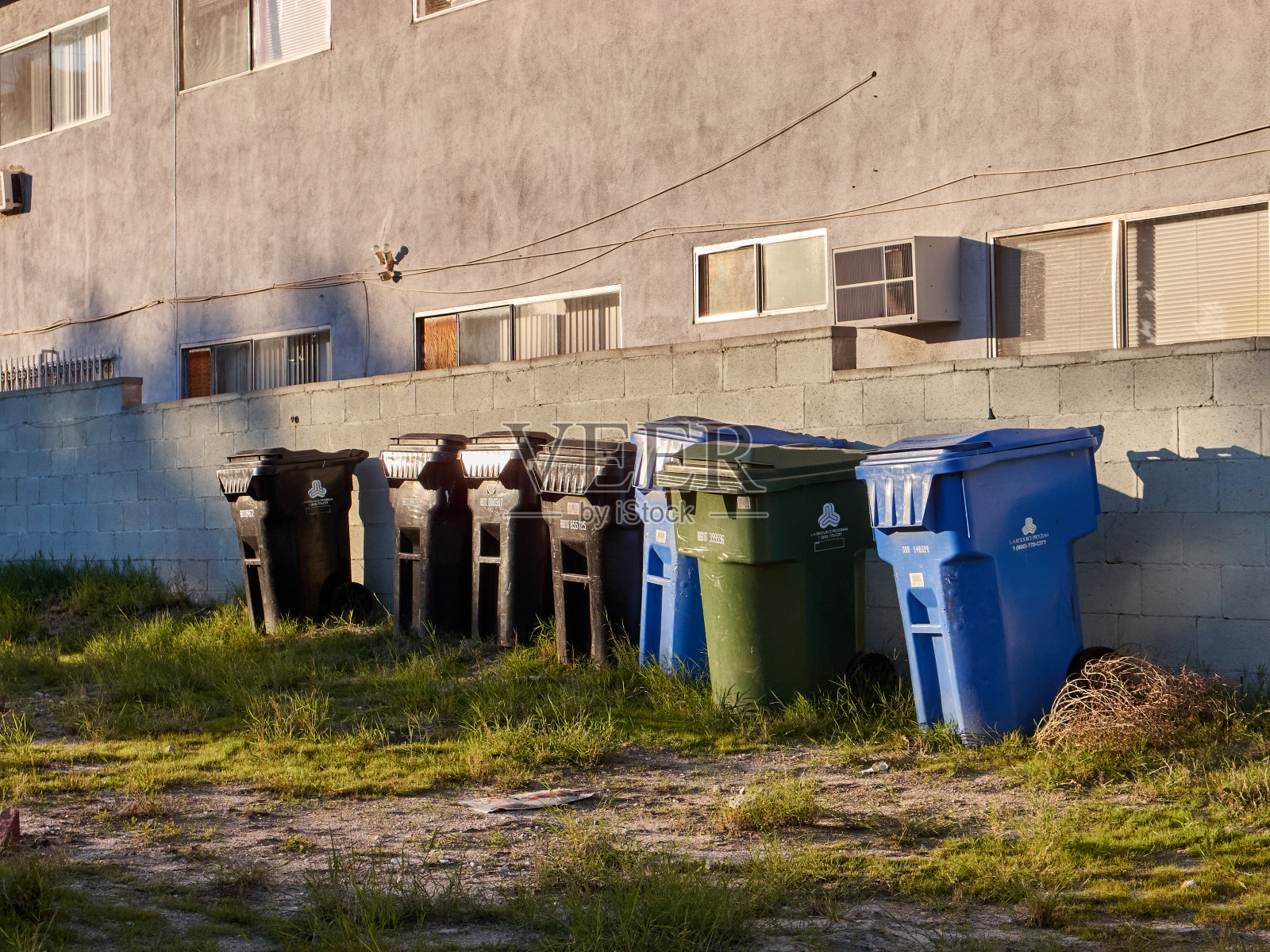 墙壁上有多种颜色的垃圾照片摄影图片