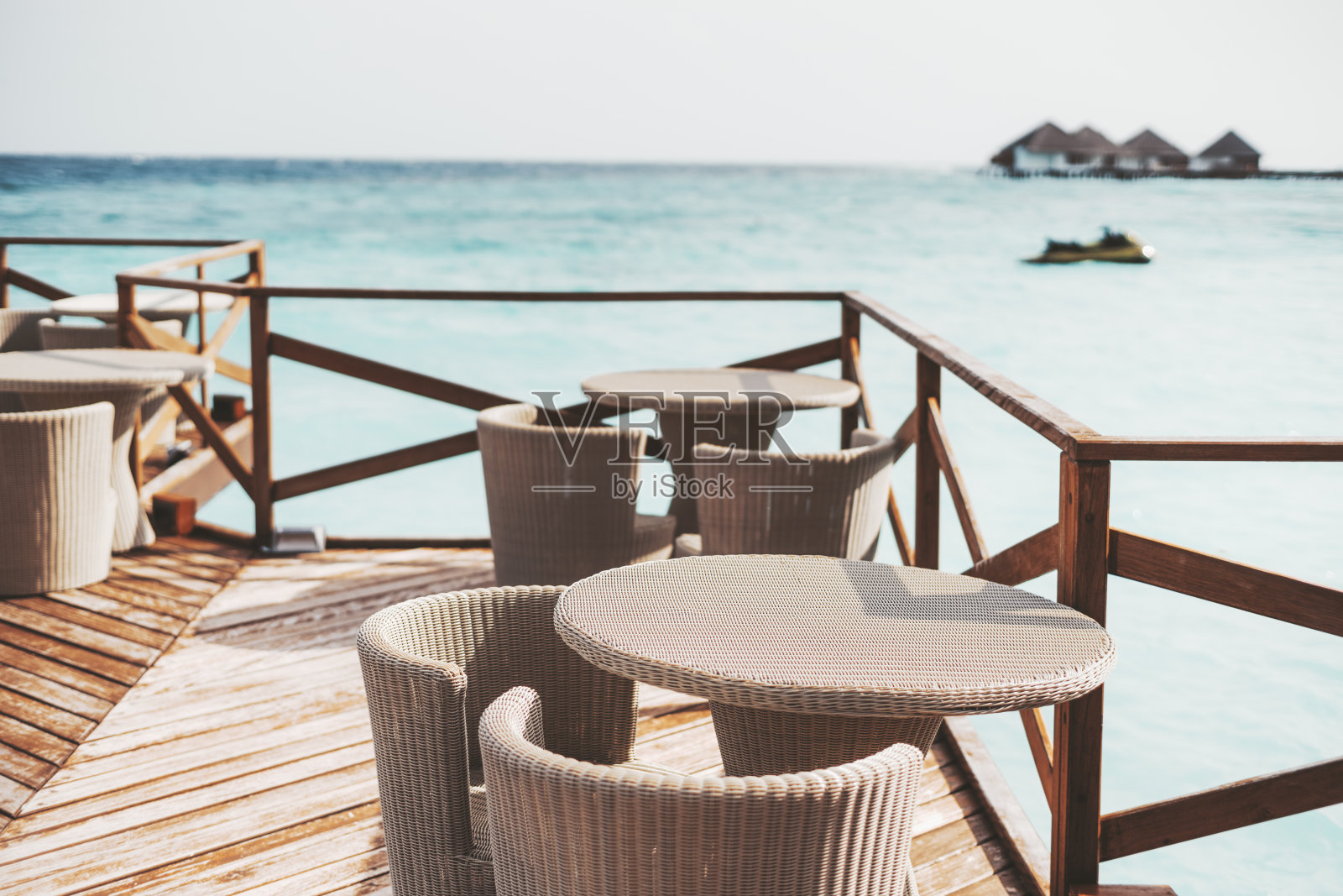 海边木甲板上的咖啡馆照片摄影图片