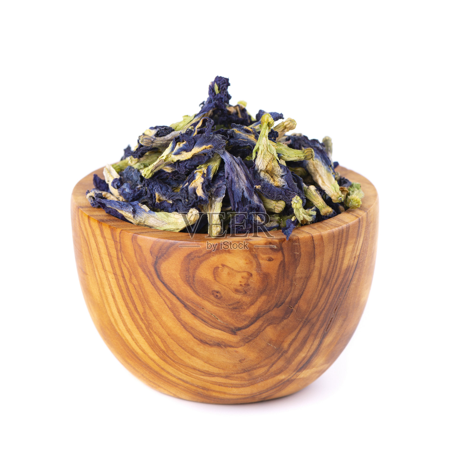 木碗里的蝴蝶豌豆花,孤立在白色背景上。蓝色花草茶。Clitoria Ternatea。照片摄影图片