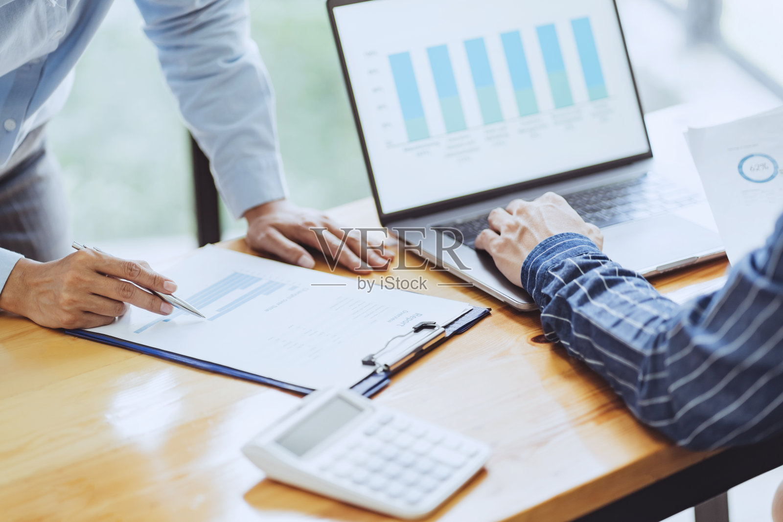 商业人士一起工作 富有创意的业务成功的团队。照片摄影图片