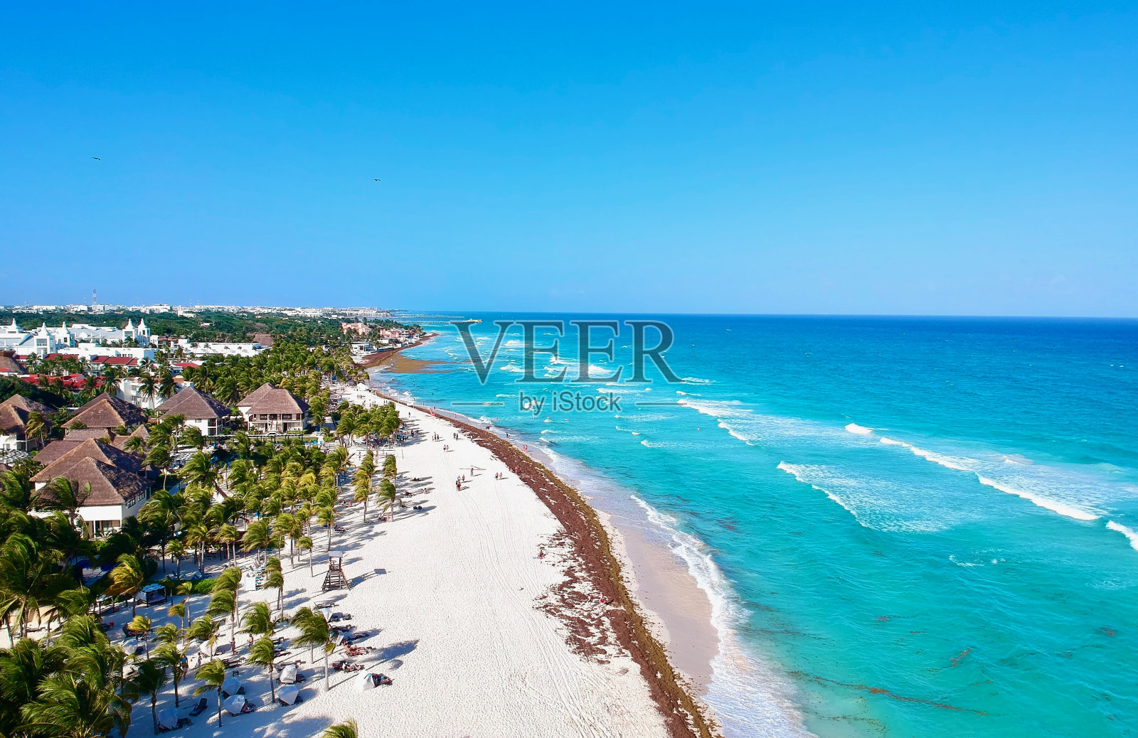 蔚蓝的天空映衬着美丽的大海照片摄影图片