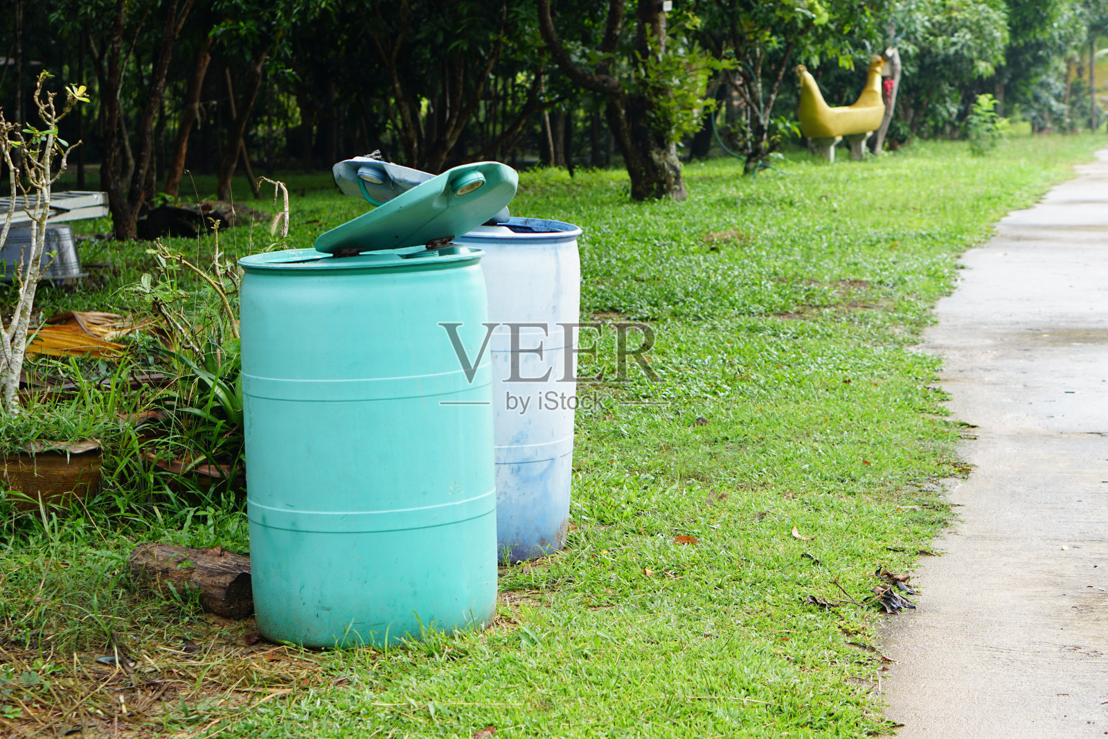 路边有两个垃圾桶。照片摄影图片