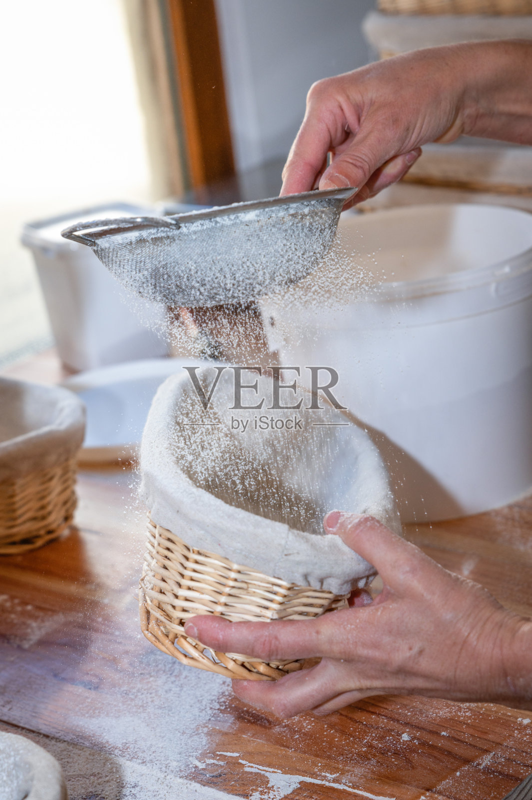 在面包房用面粉工作照片摄影图片