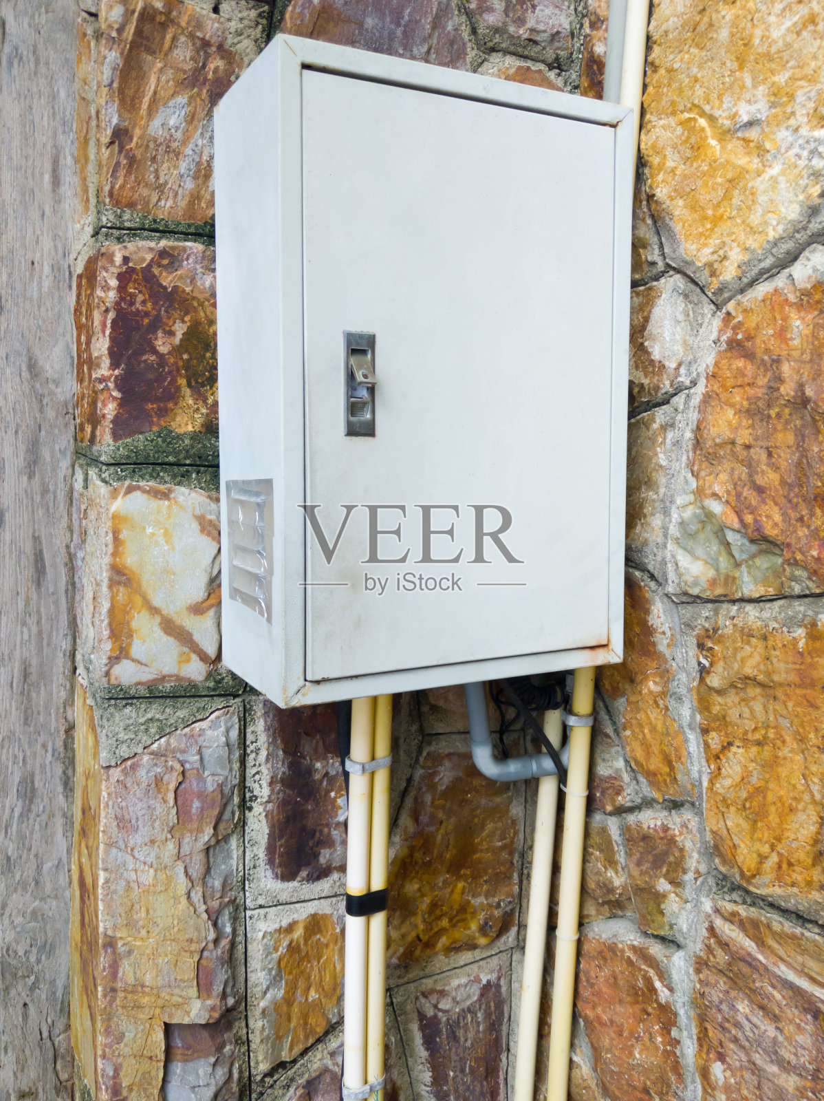 靠墙的那个用来控制电力系统的旧钢盒子。照片摄影图片