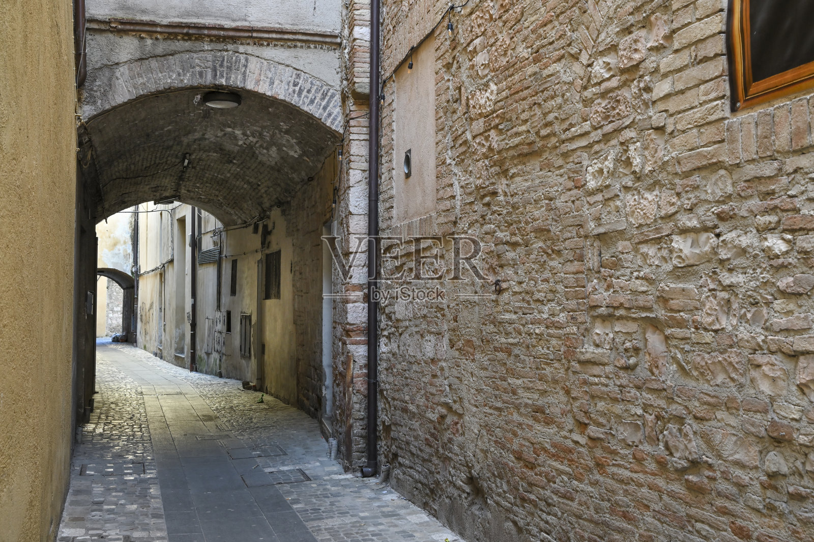 Foligno中对比鲜明的拱门和污迹照片摄影图片