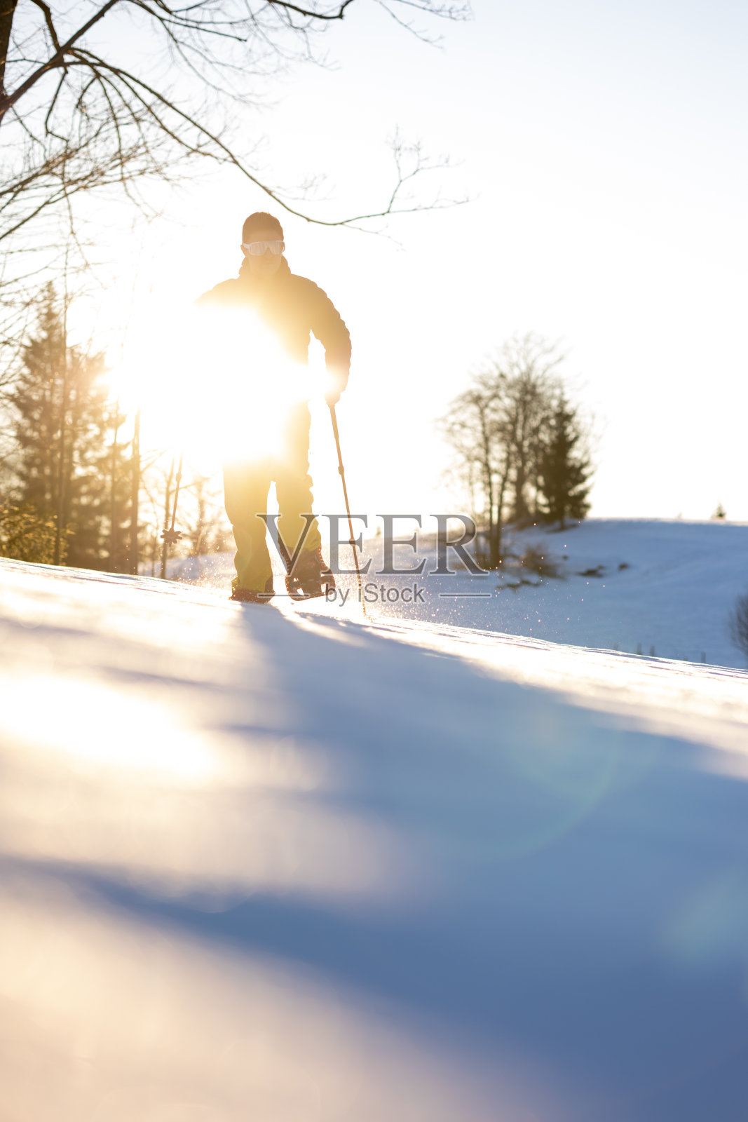 冬天在厚厚的雪地里穿雪鞋。走在雪地里照片摄影图片