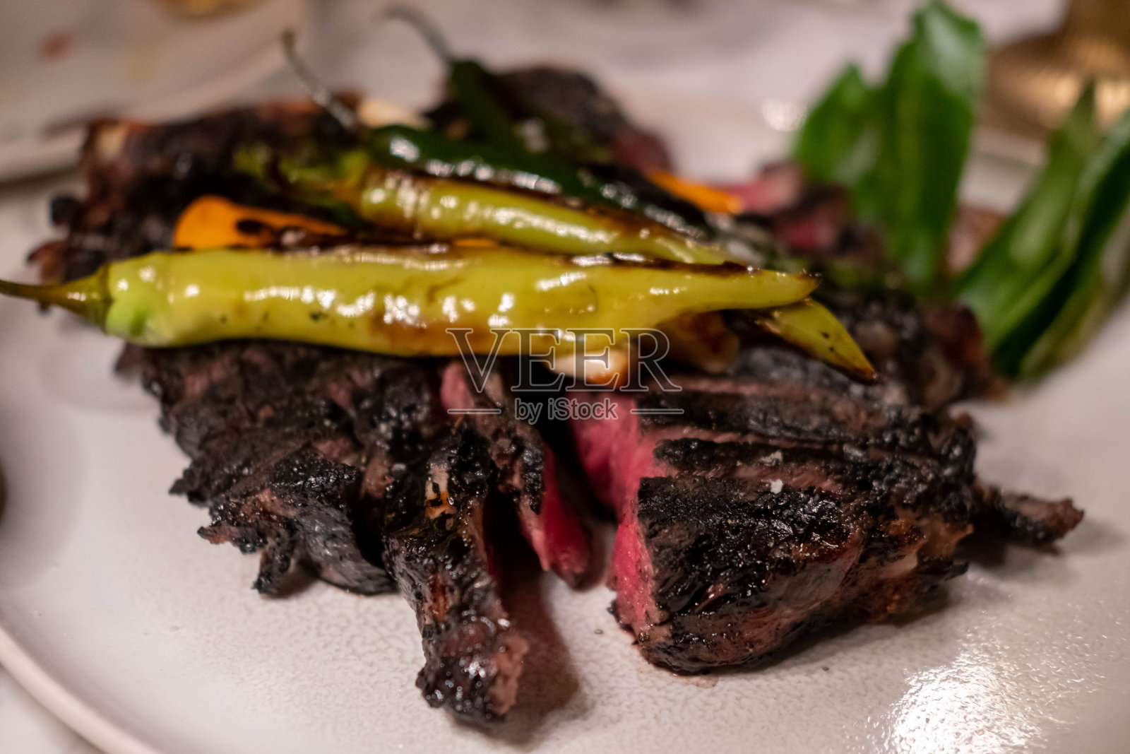 烤肉,一种烤好的切成片的肋眼牛肉,配上洋葱。这是一道墨西哥菜。照片摄影图片