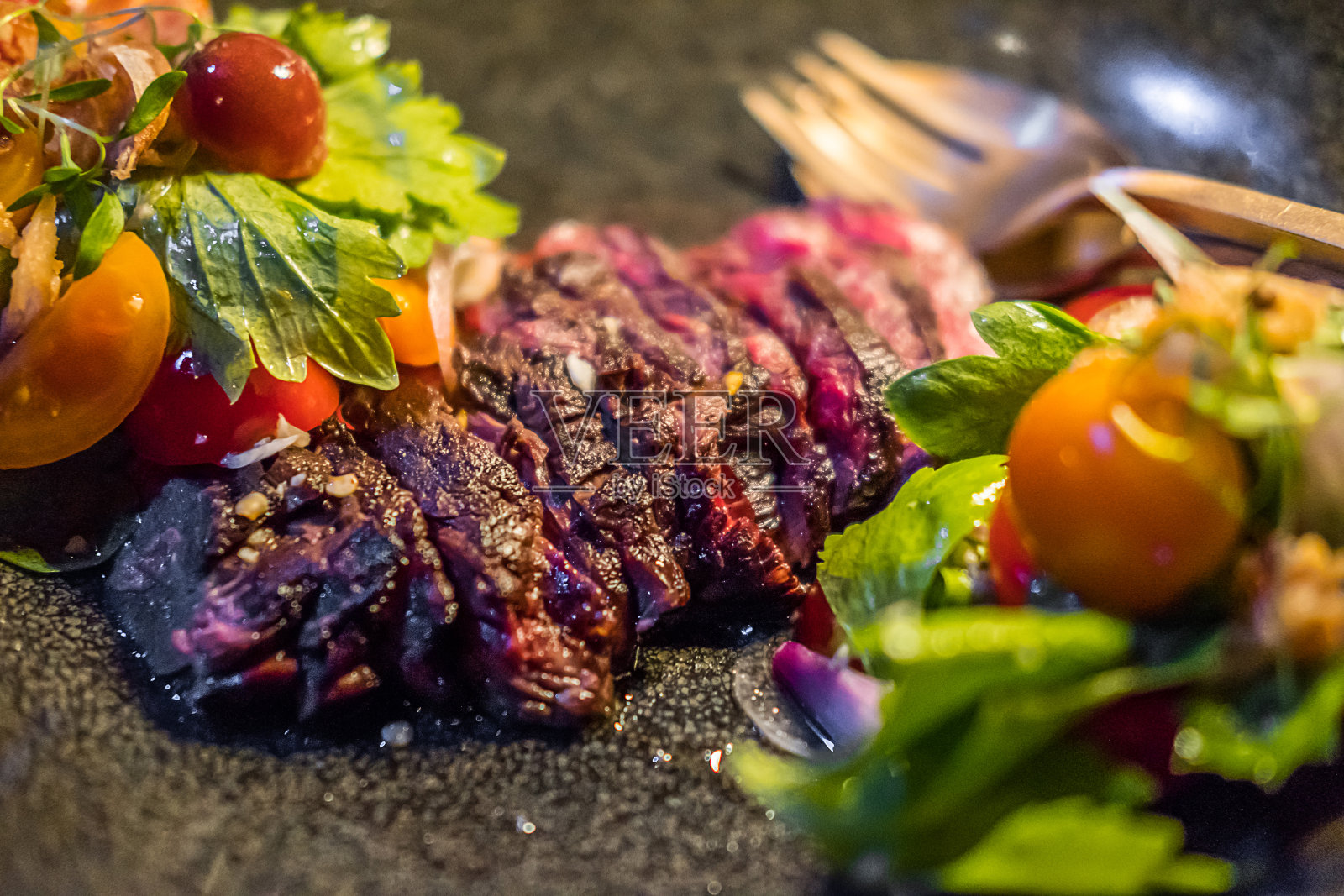 五分熟的肉辣沙拉,木盘照片摄影图片