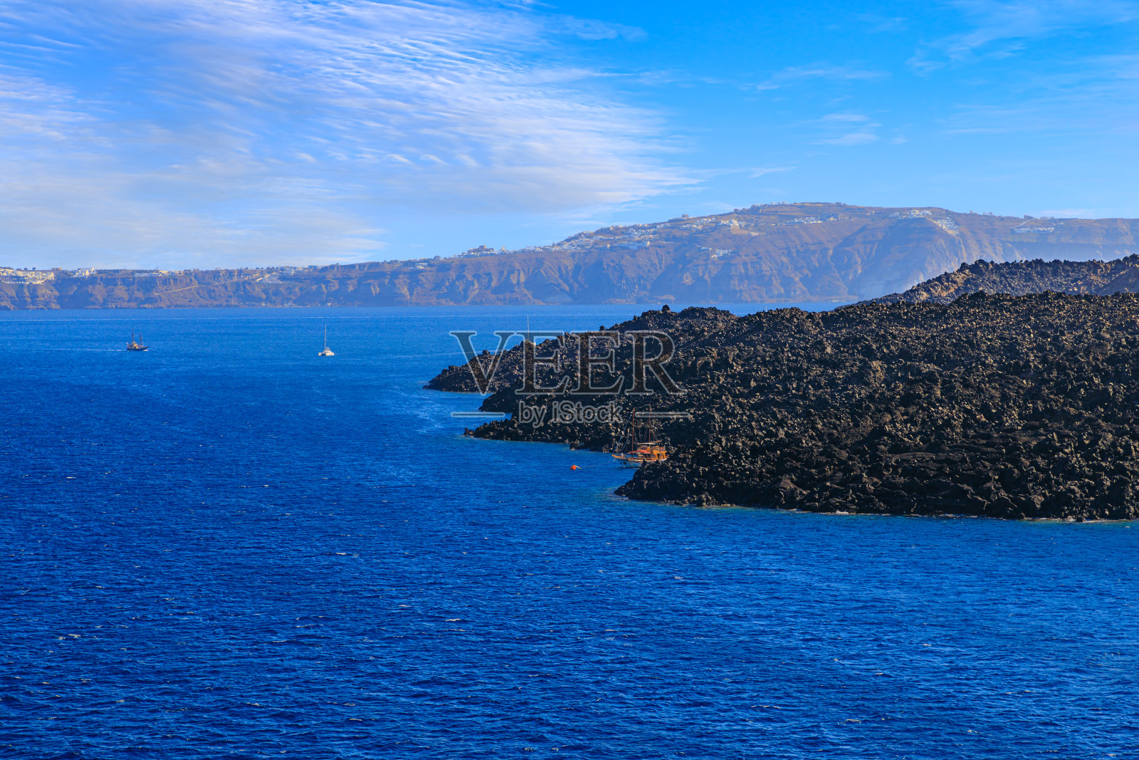 地平线海与圣托里尼岛:从游轮上观看。照片摄影图片