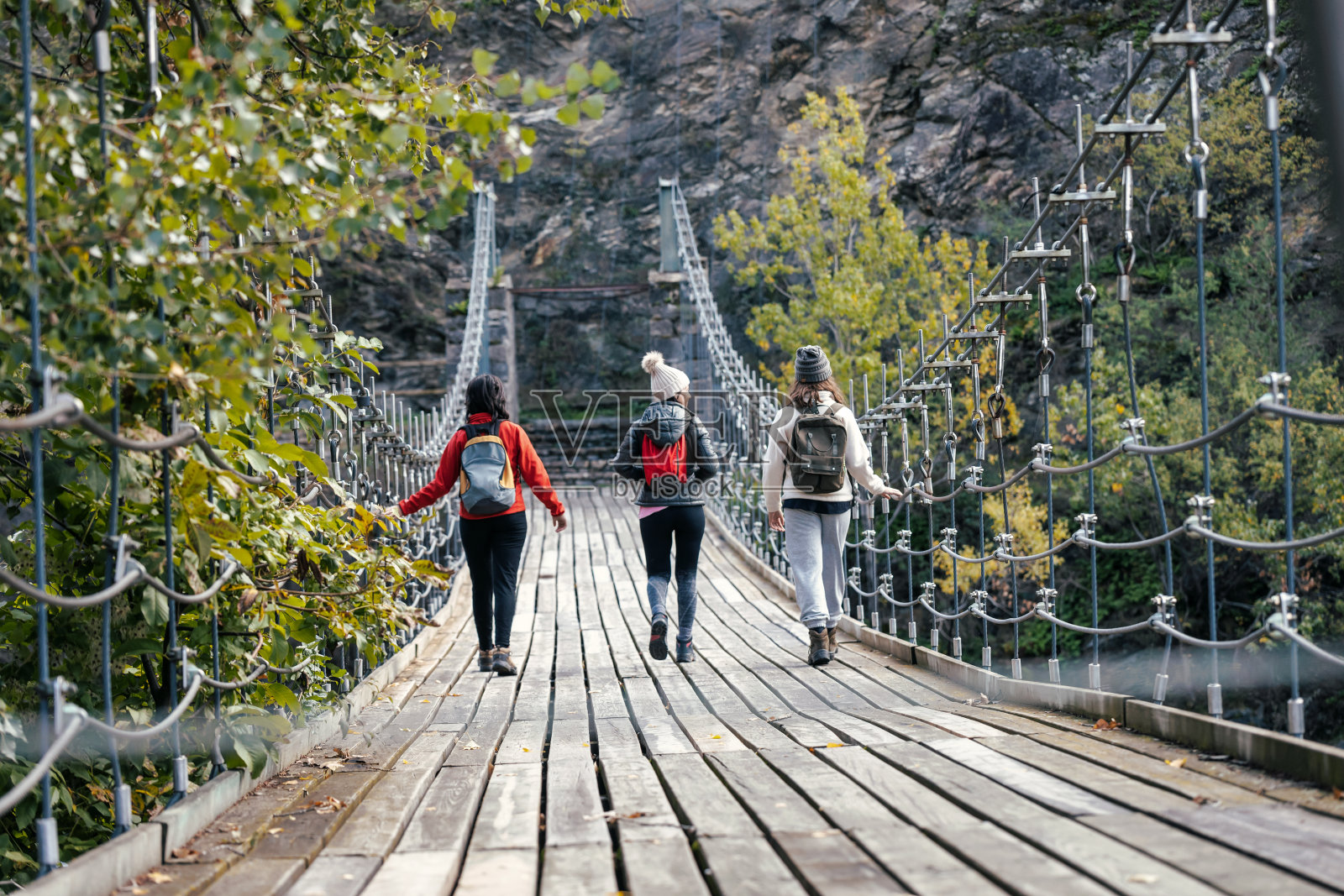 可爱的一家人走在山林的桥上照片摄影图片