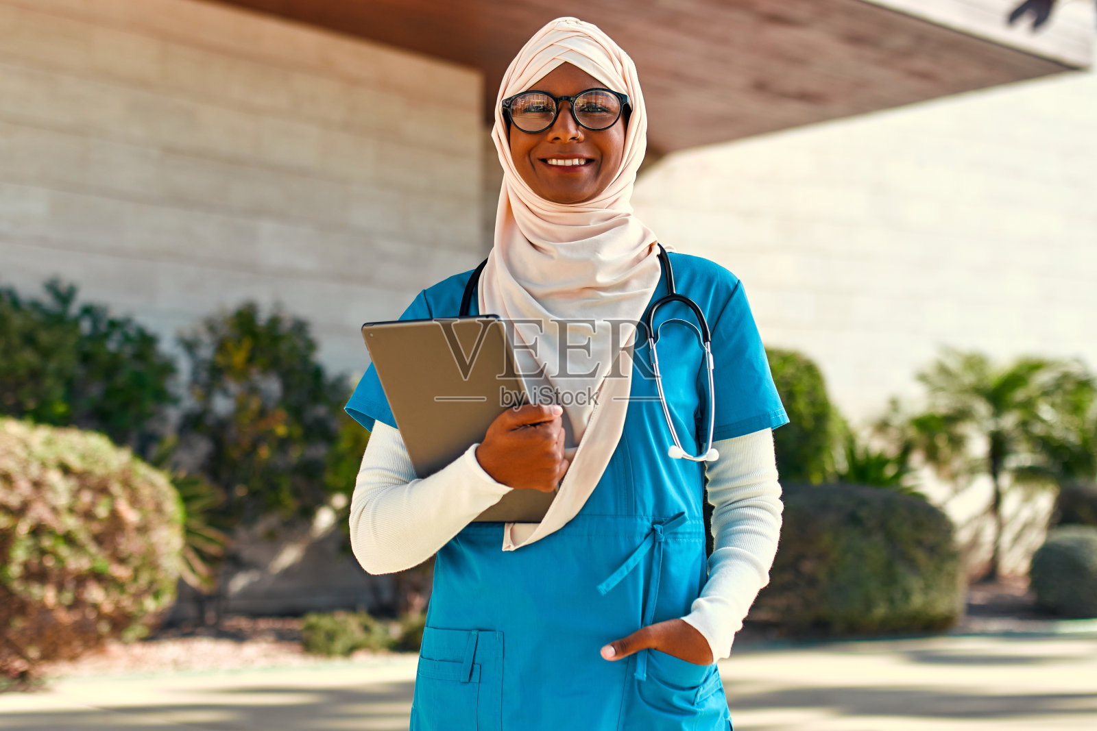 医院外的穆斯林医生照片摄影图片