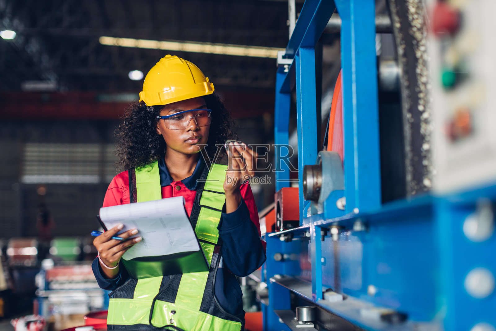 领班或工人在工厂现场检查机器或产品。工程师或技术员在工厂检查材料或机器。工业和工厂。照片摄影图片