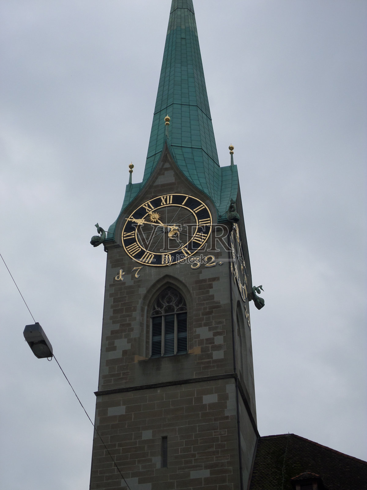 牧师教堂(Prediger Kirche)是苏黎世最受欢迎的教堂之一,像大多数教堂一样,坐落在流经城市的利马特河周围。瑞士。照片摄影图片