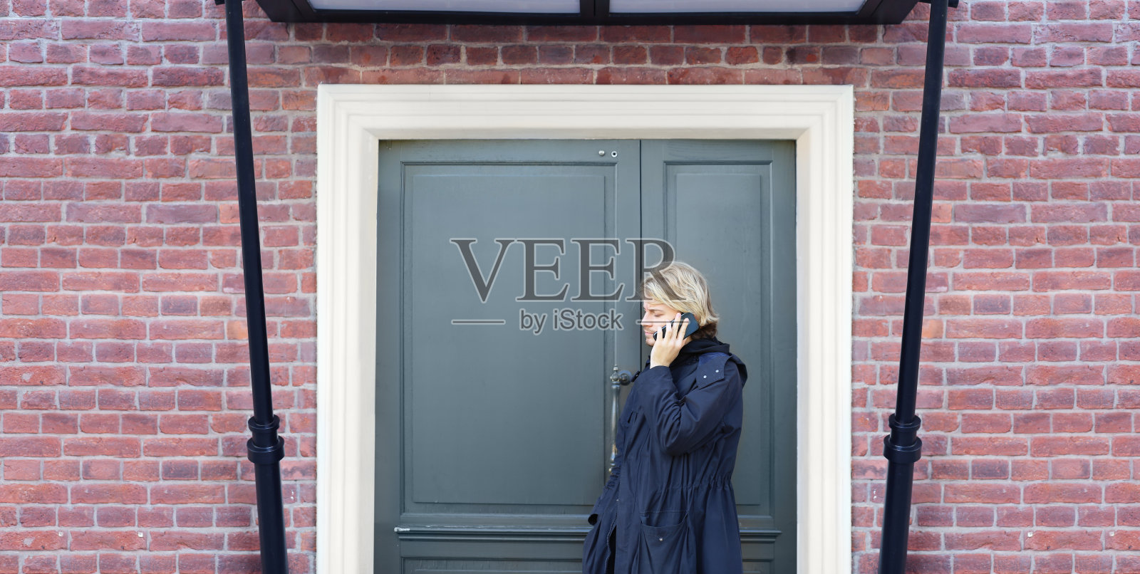 一个年轻人打开了他的房门。邀请客人照片摄影图片