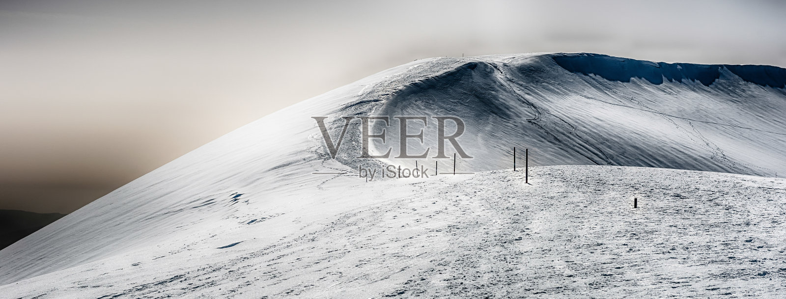 意大利坎波卡蒂诺,冰雪覆盖的山脉的冬季风景照片摄影图片