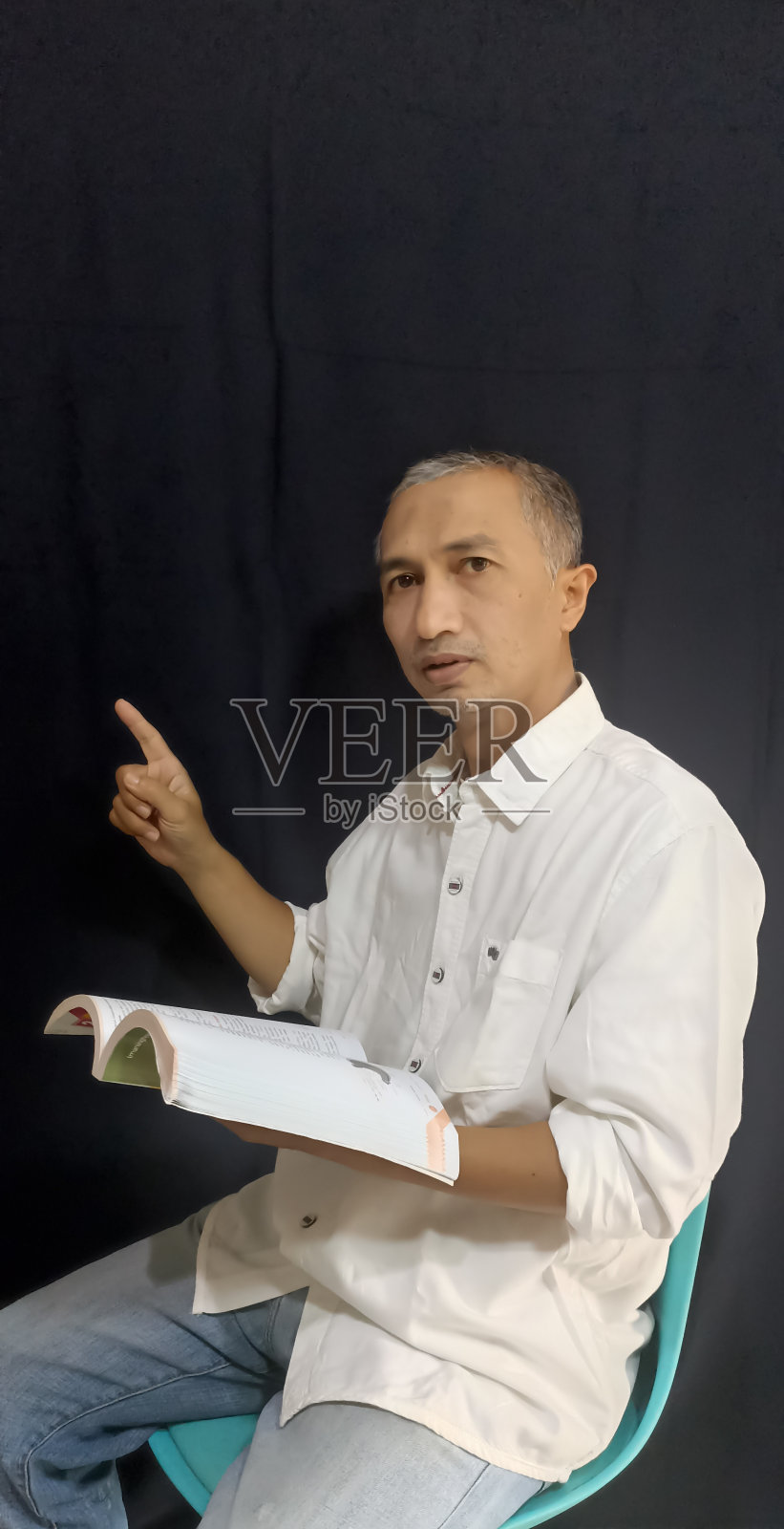 一个男人正在上课。照片摄影图片