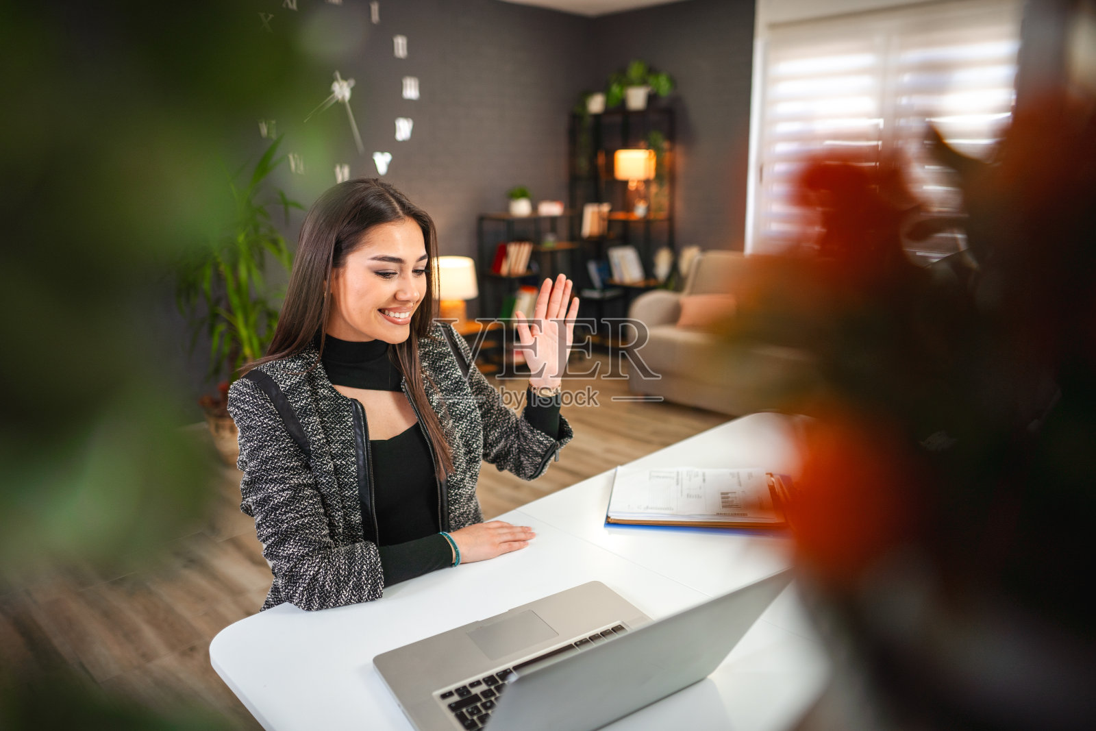 年轻美丽的女商人正在使用笔记本电脑在互联网上进行对话照片摄影图片