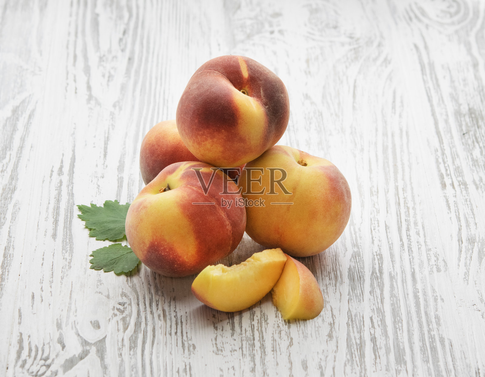 新鲜的桃子,白色的木制背景。种植健康环保的水果。乡村风格。照片摄影图片