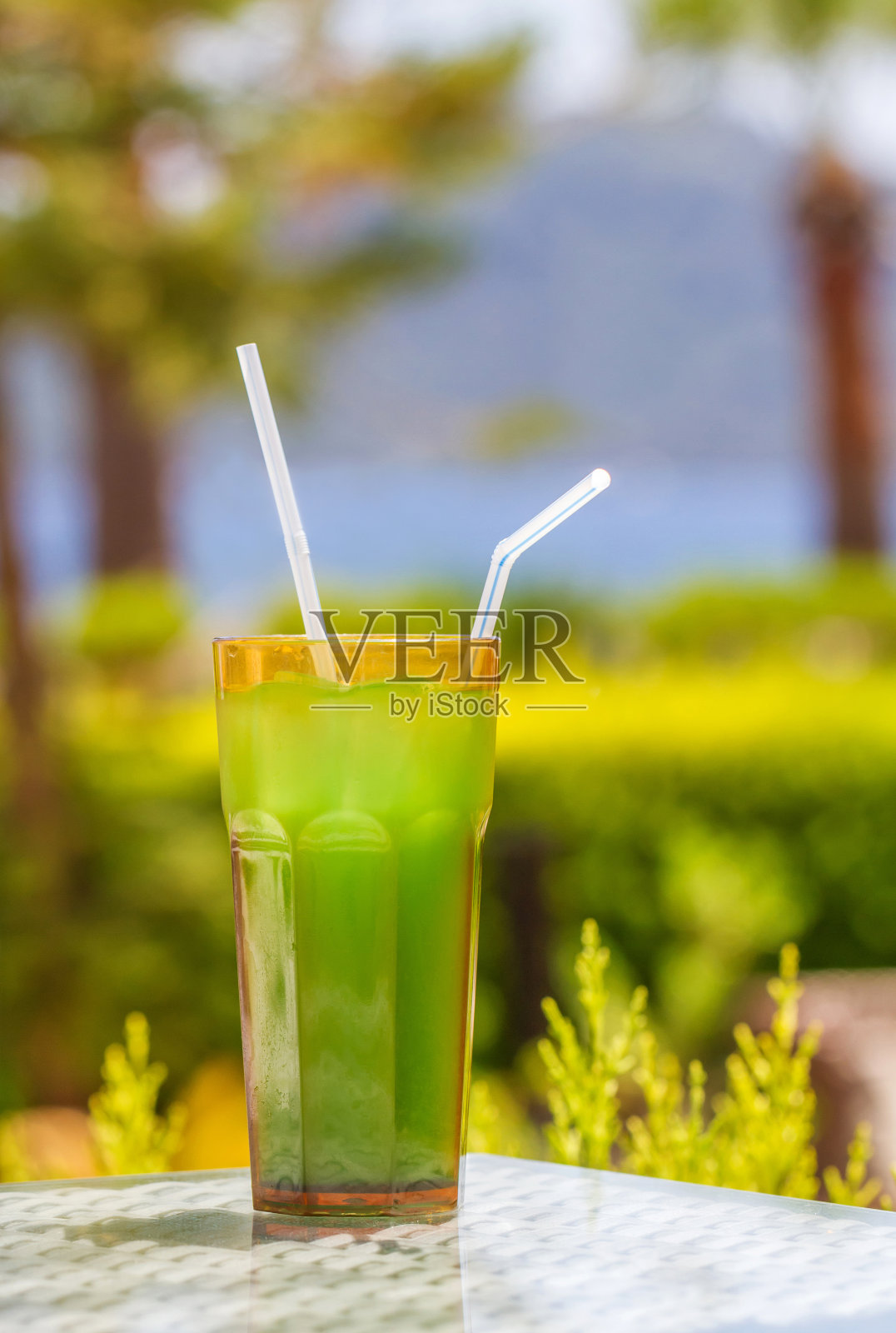 风景背景上的水果鸡尾酒照片摄影图片