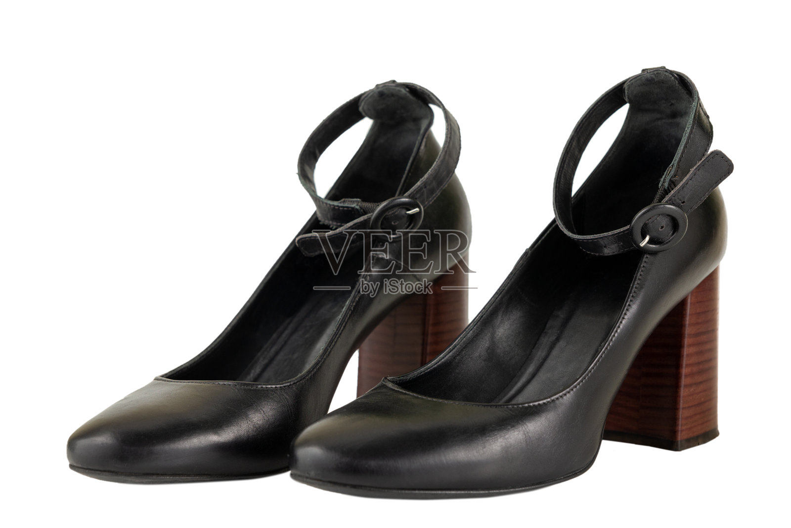 黑色皮革高棕色高跟鞋女性鞋孤立在白色背景。照片摄影图片