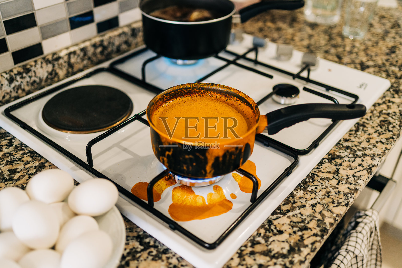 准备复活节时肮脏的厨房。用食用天然染料给复活节彩蛋上色的过程失败照片摄影图片