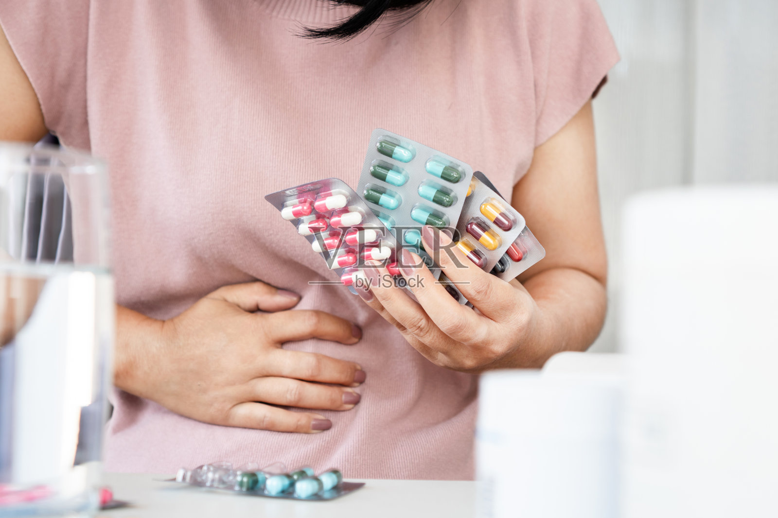 抗生素相关性腹泻(AAD)的概念与女性有胃部不适,滥用抗生素药物的副作用照片摄影图片