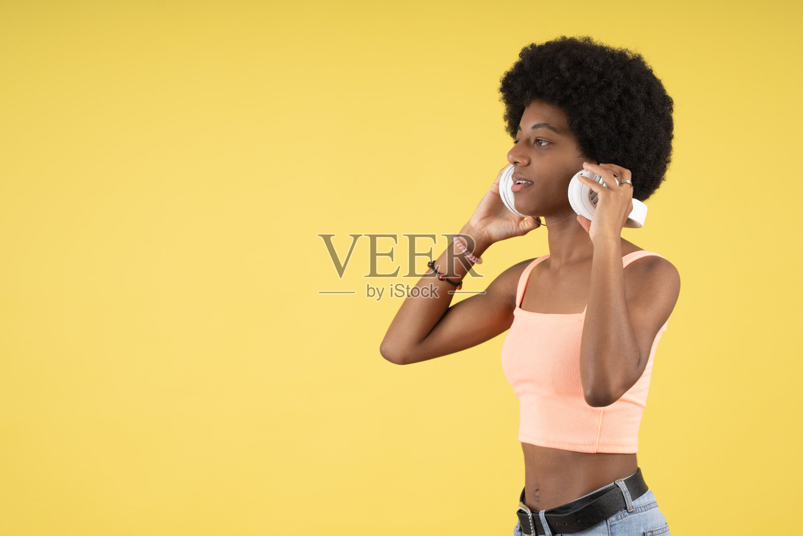 年轻的爆炸女人听音乐照片摄影图片