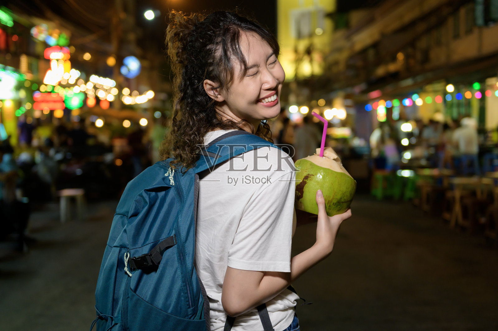 年轻美丽的亚洲旅游女性度假观光和探索曼谷市,泰国,假期和旅行照片摄影图片