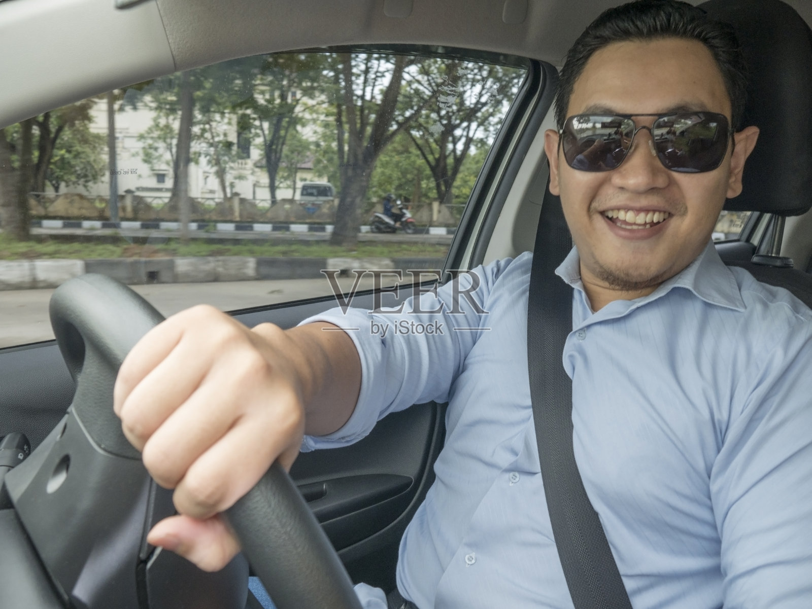 年轻的亚洲男人开车照片摄影图片