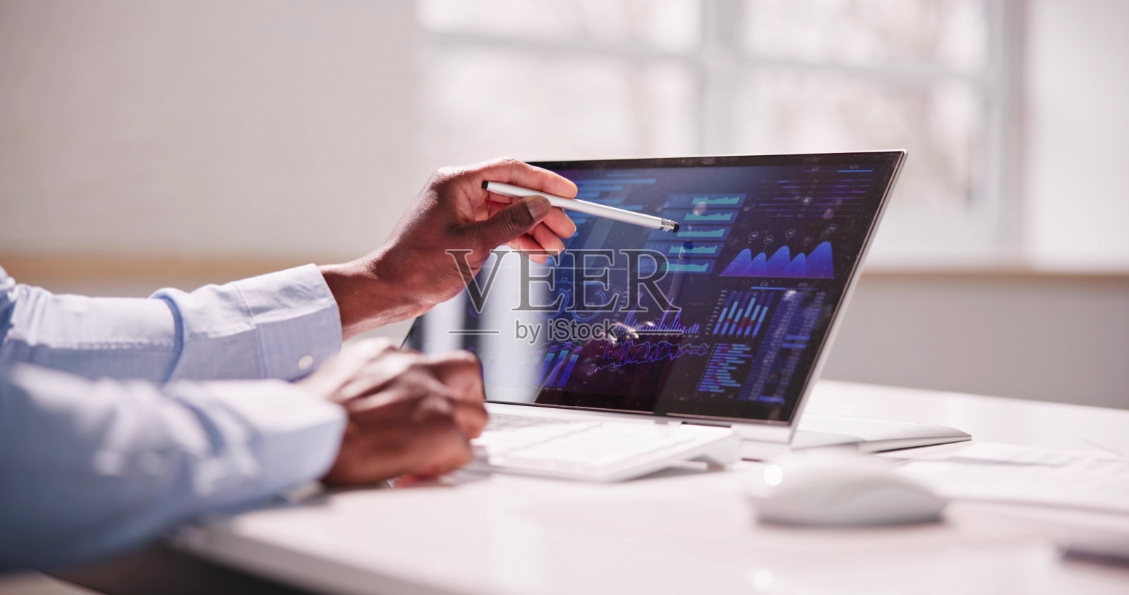 数据分析师使用数据分析KPI照片摄影图片