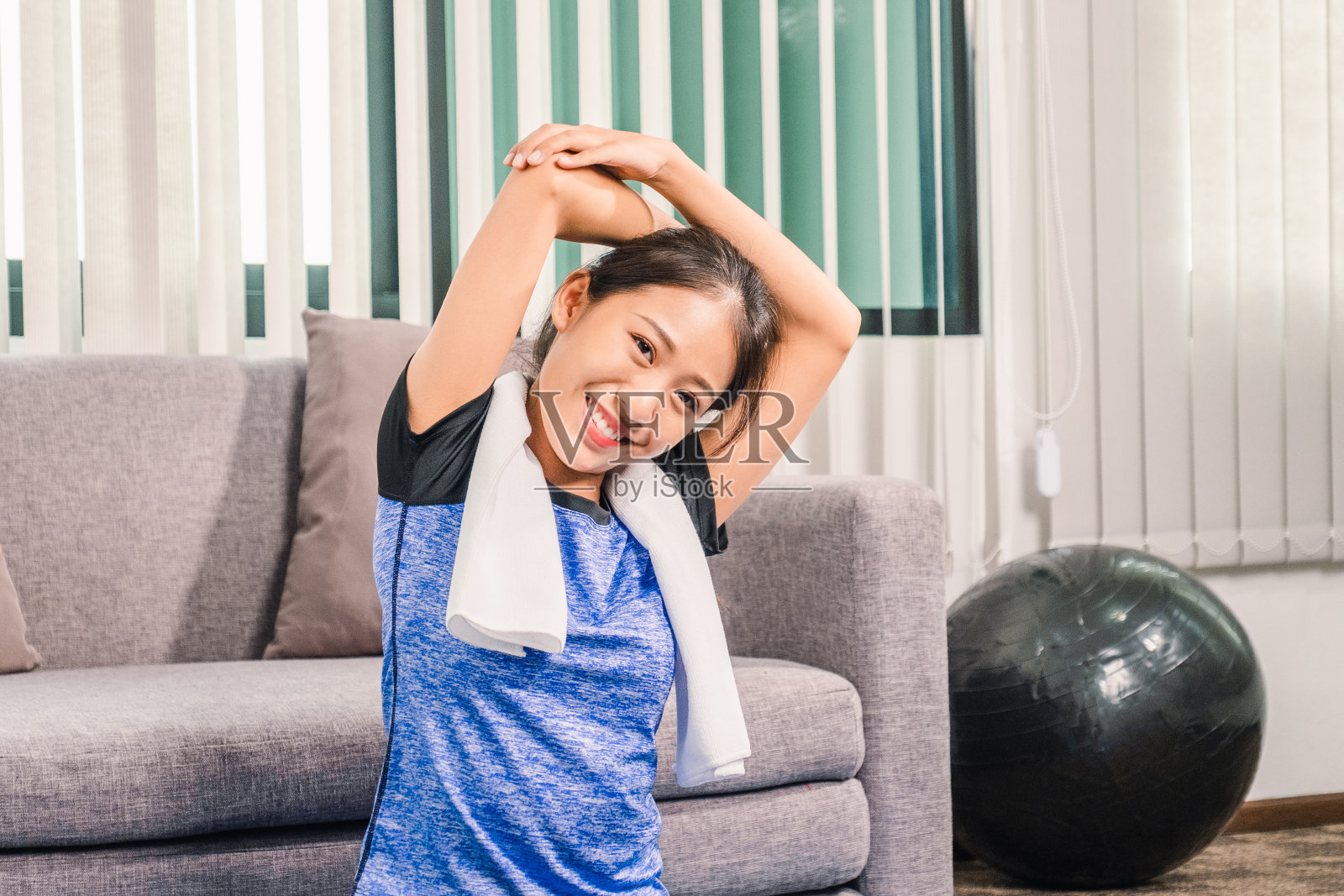 年轻的亚洲健康女性在家里做瑜伽锻炼照片摄影图片