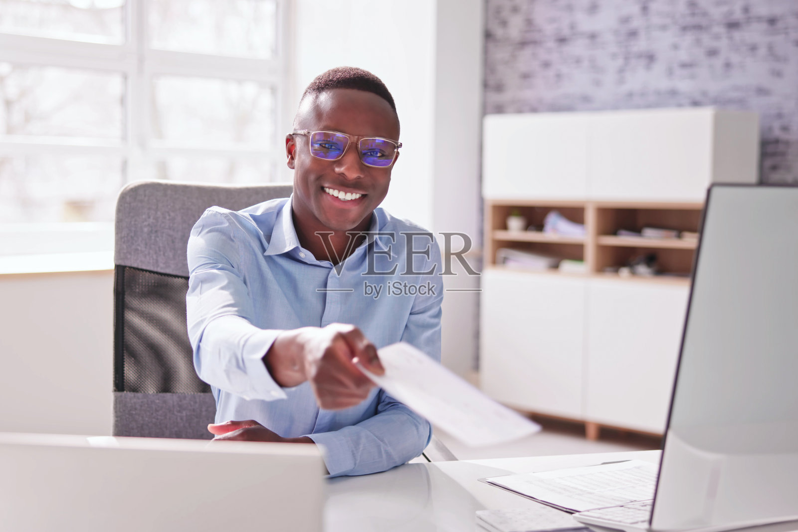 工资支票。给予工资补偿照片摄影图片