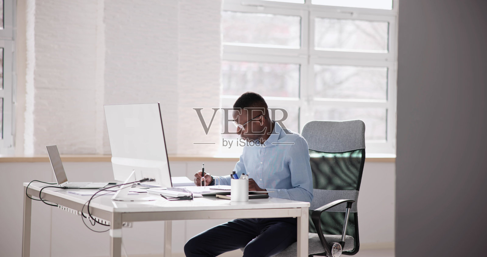 非裔美国会计师或审计师照片摄影图片