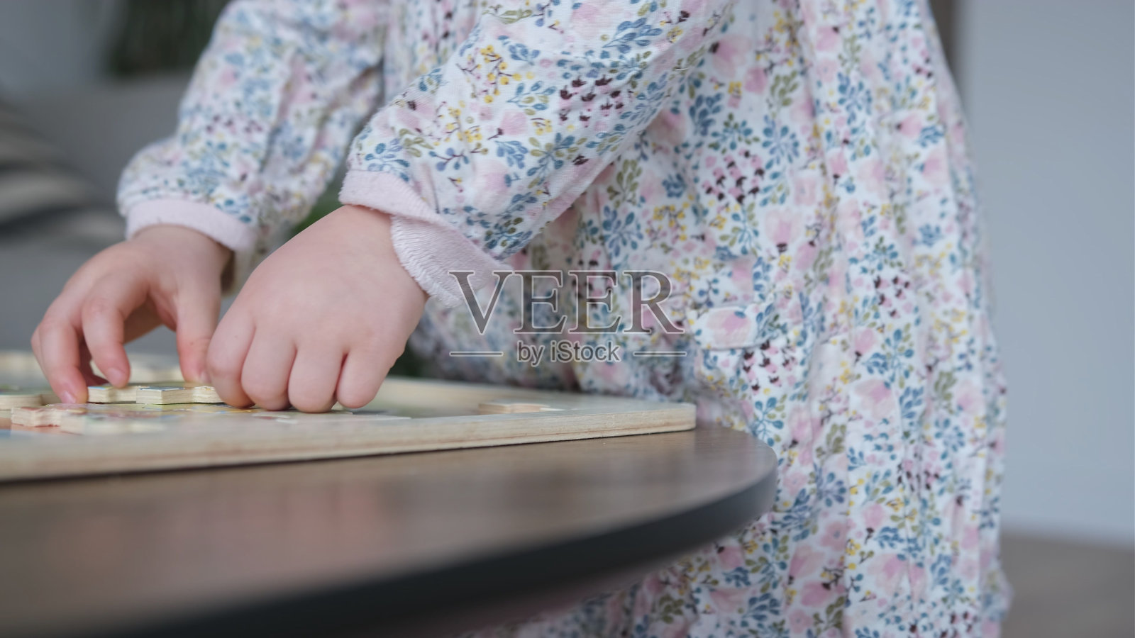 聪明可爱的白人小女孩与父亲一起玩木制拼图照片摄影图片