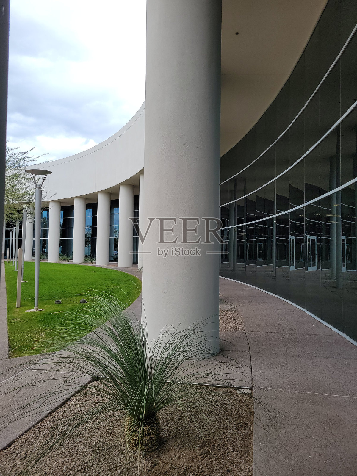 建筑细节反射在曲面镜面般的玻璃墙上照片摄影图片