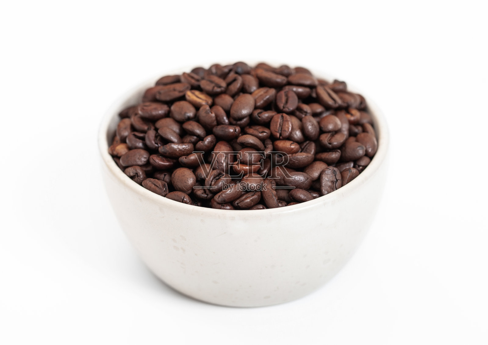 碗盘与新鲜的生香气咖啡豆在白色背景。照片摄影图片