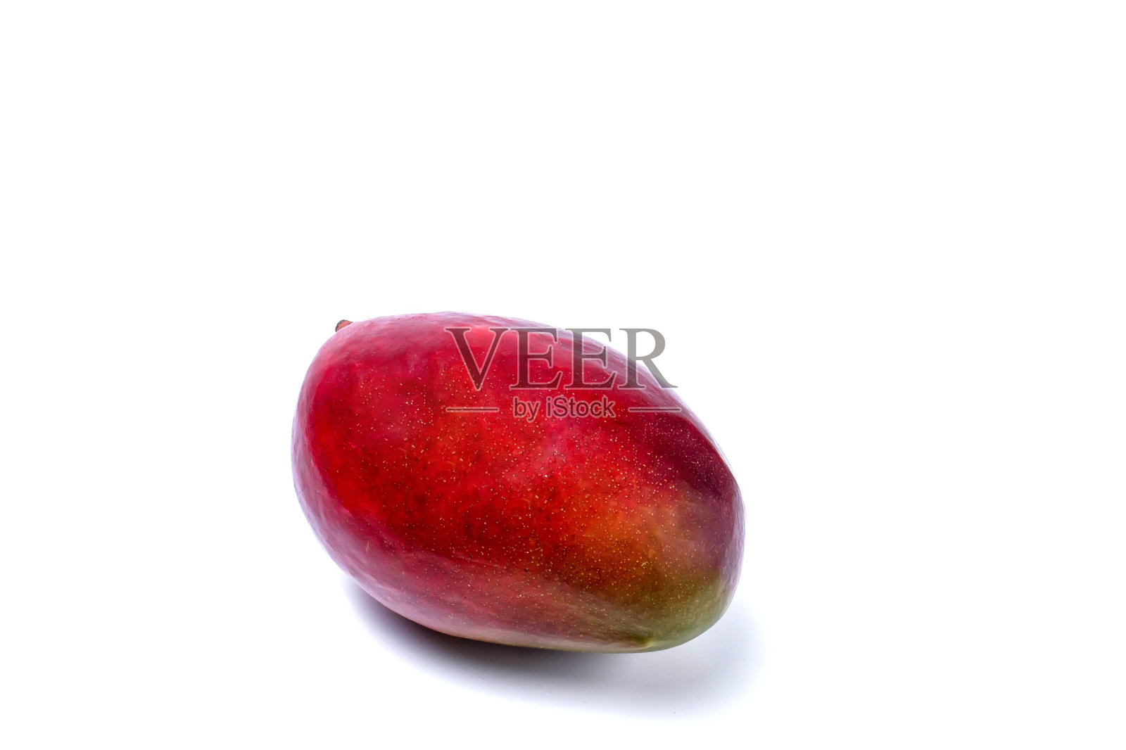 新鲜有机芒果分离在白色背景。修剪路径芒果照片摄影图片