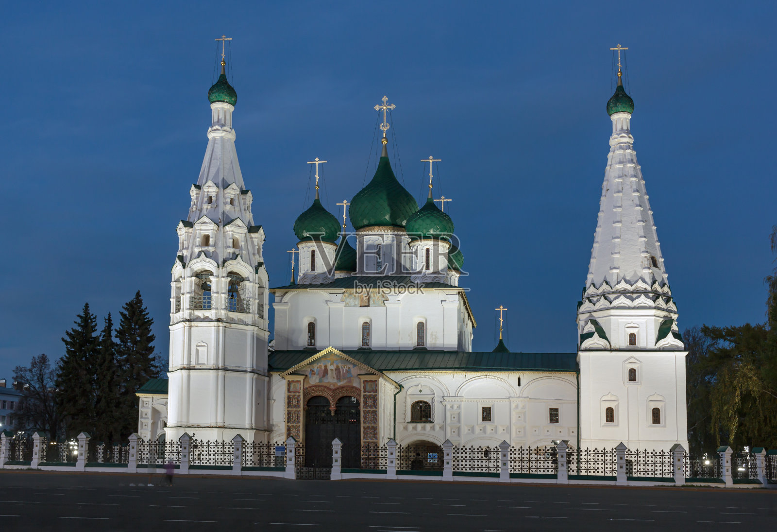 雅罗斯拉夫尔先知以利亚教堂的夜景。照片摄影图片