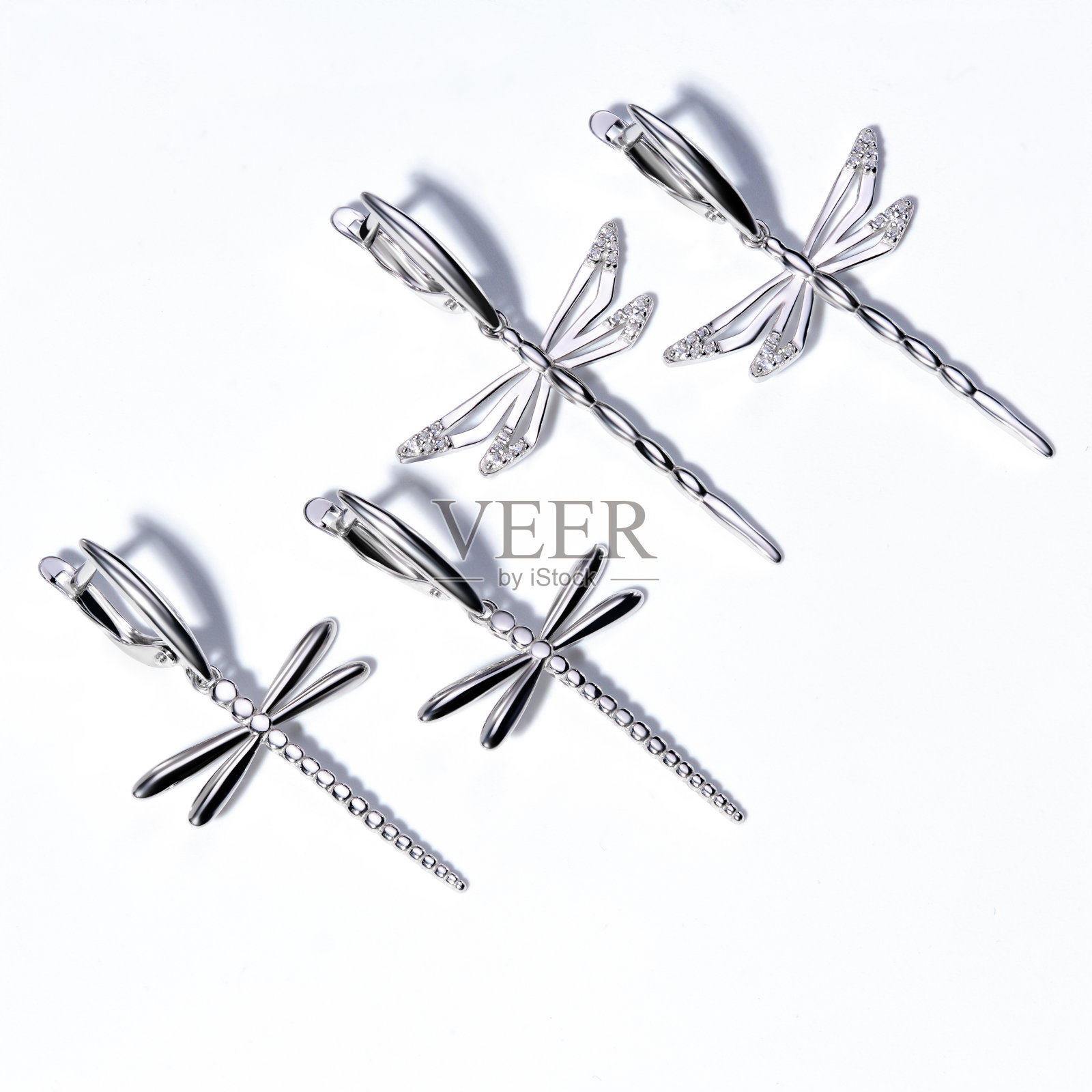 优雅的珠宝套装。镶有宝石的首饰。珠宝配件拼贴。产品静物概念。戒指、项链和耳环。照片摄影图片