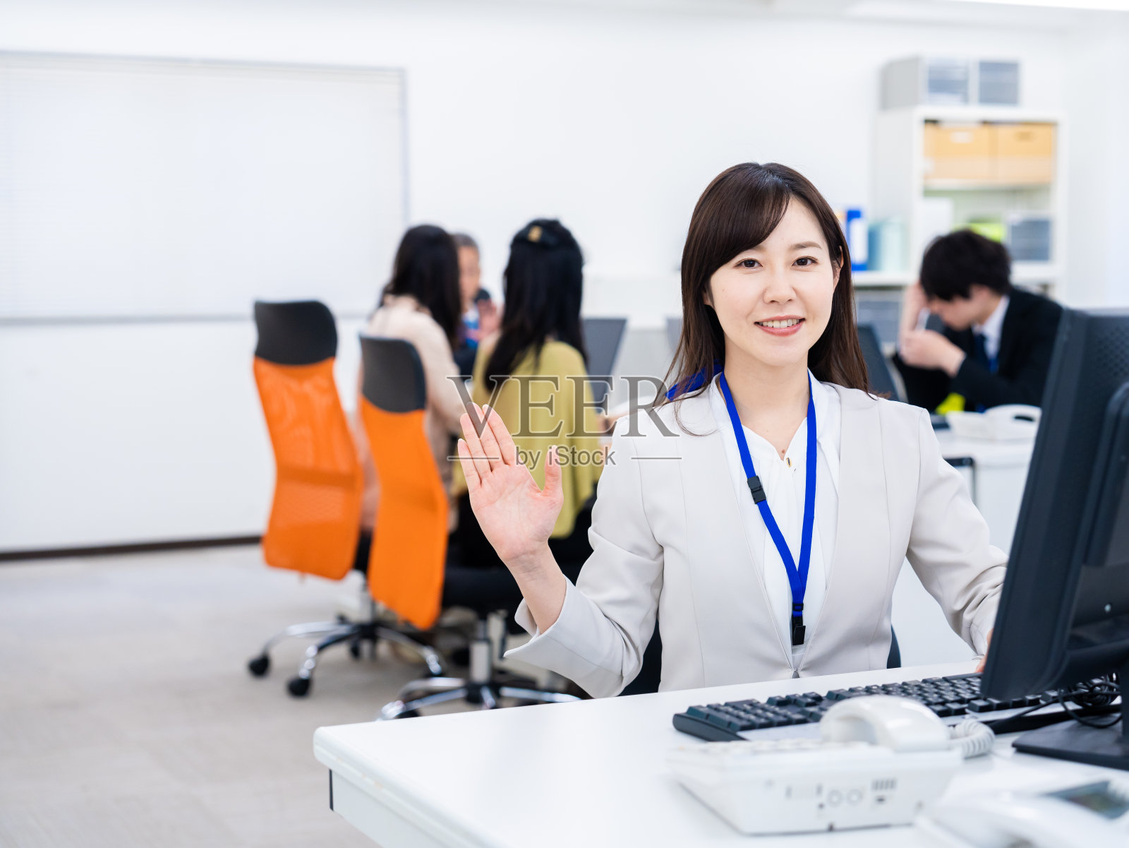 商务人士在办公室做自我介绍照片摄影图片