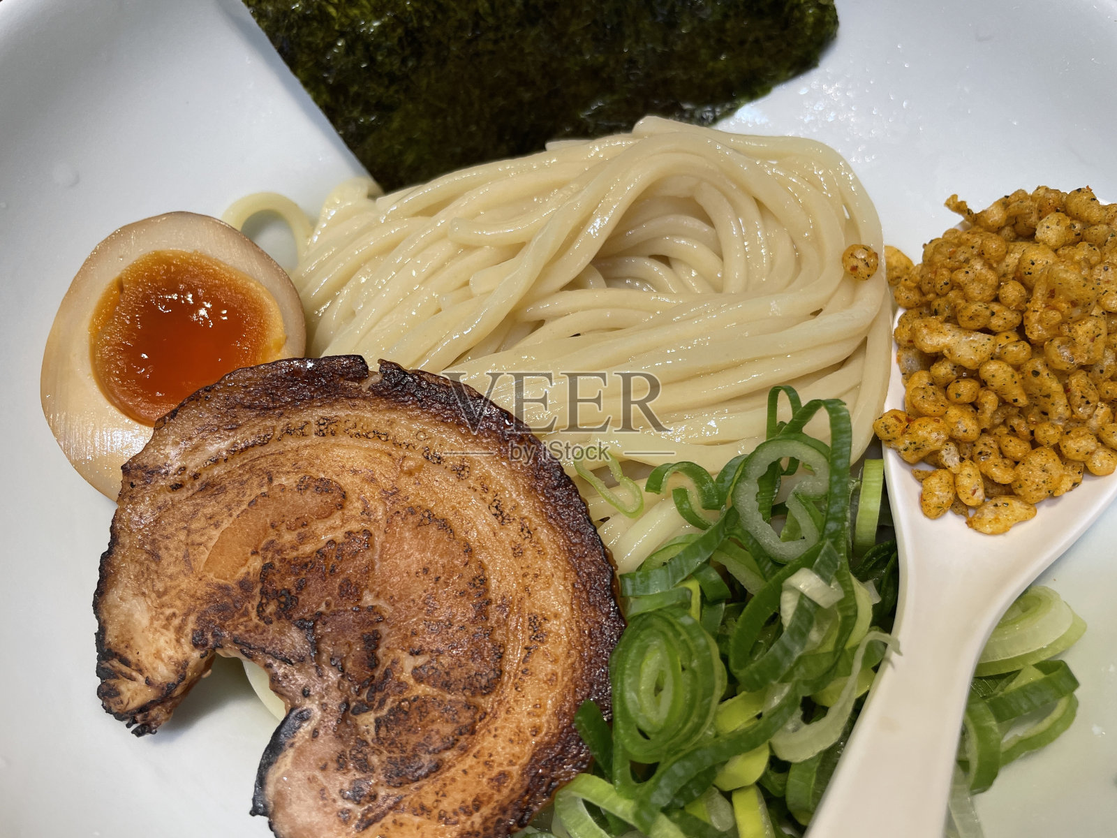 丰富的海鲜Tsukemen照片摄影图片