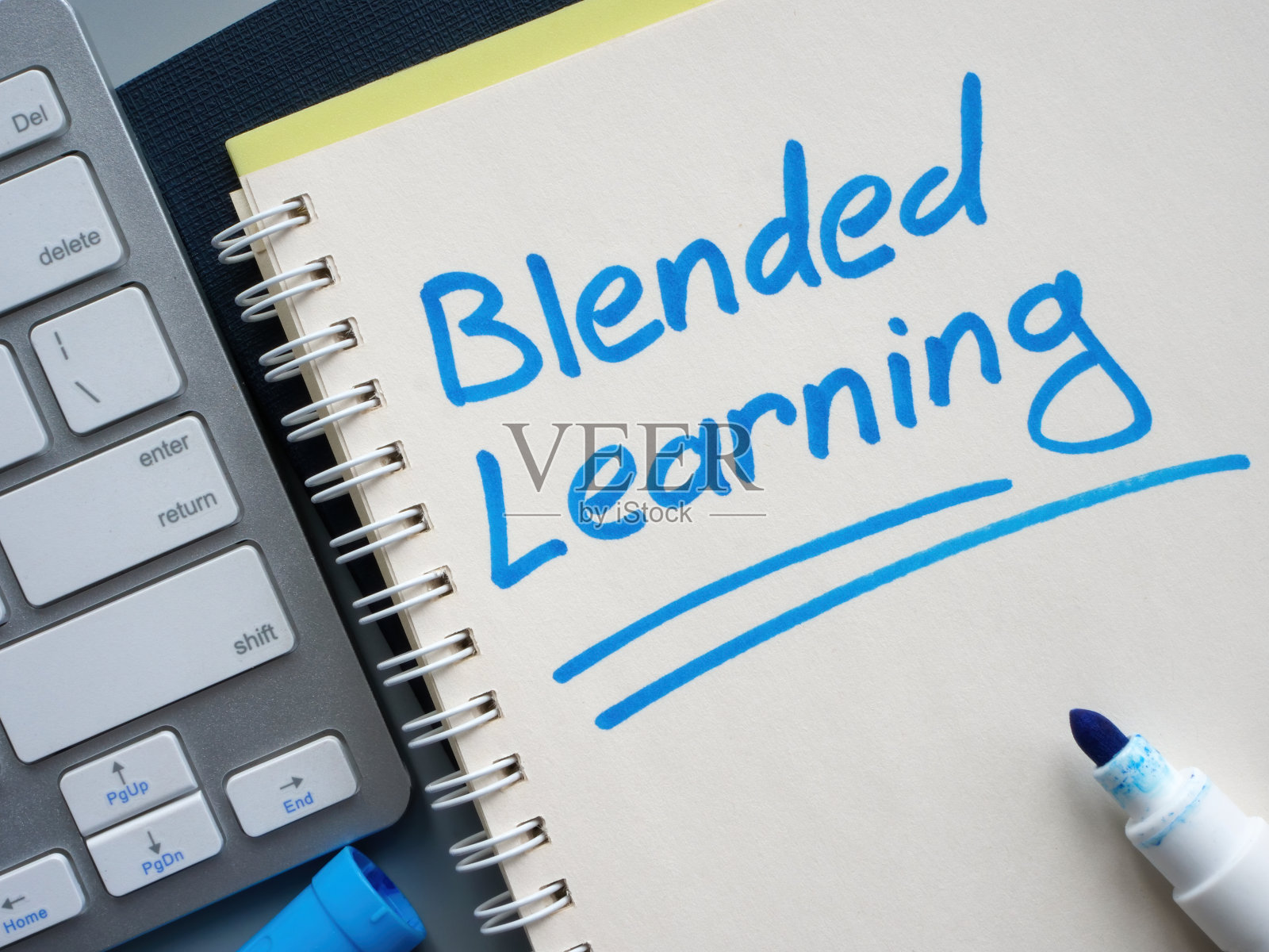 键盘和笔记本用铭文混合学习。照片摄影图片