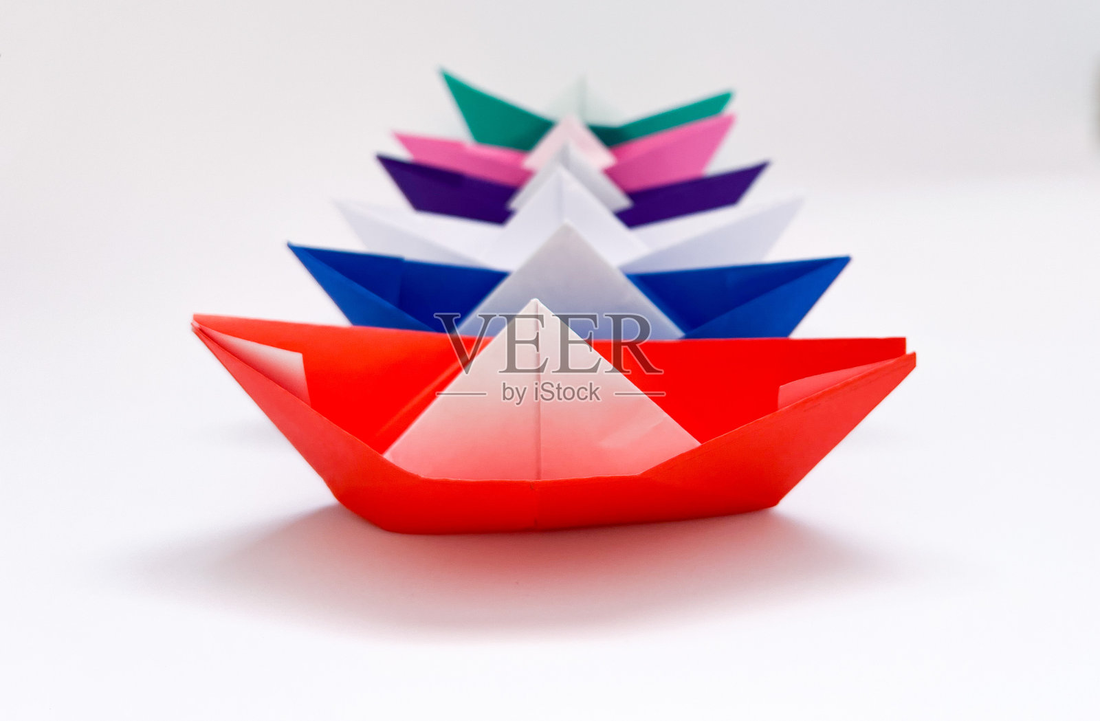 白色背景上的纸折纸船照片摄影图片