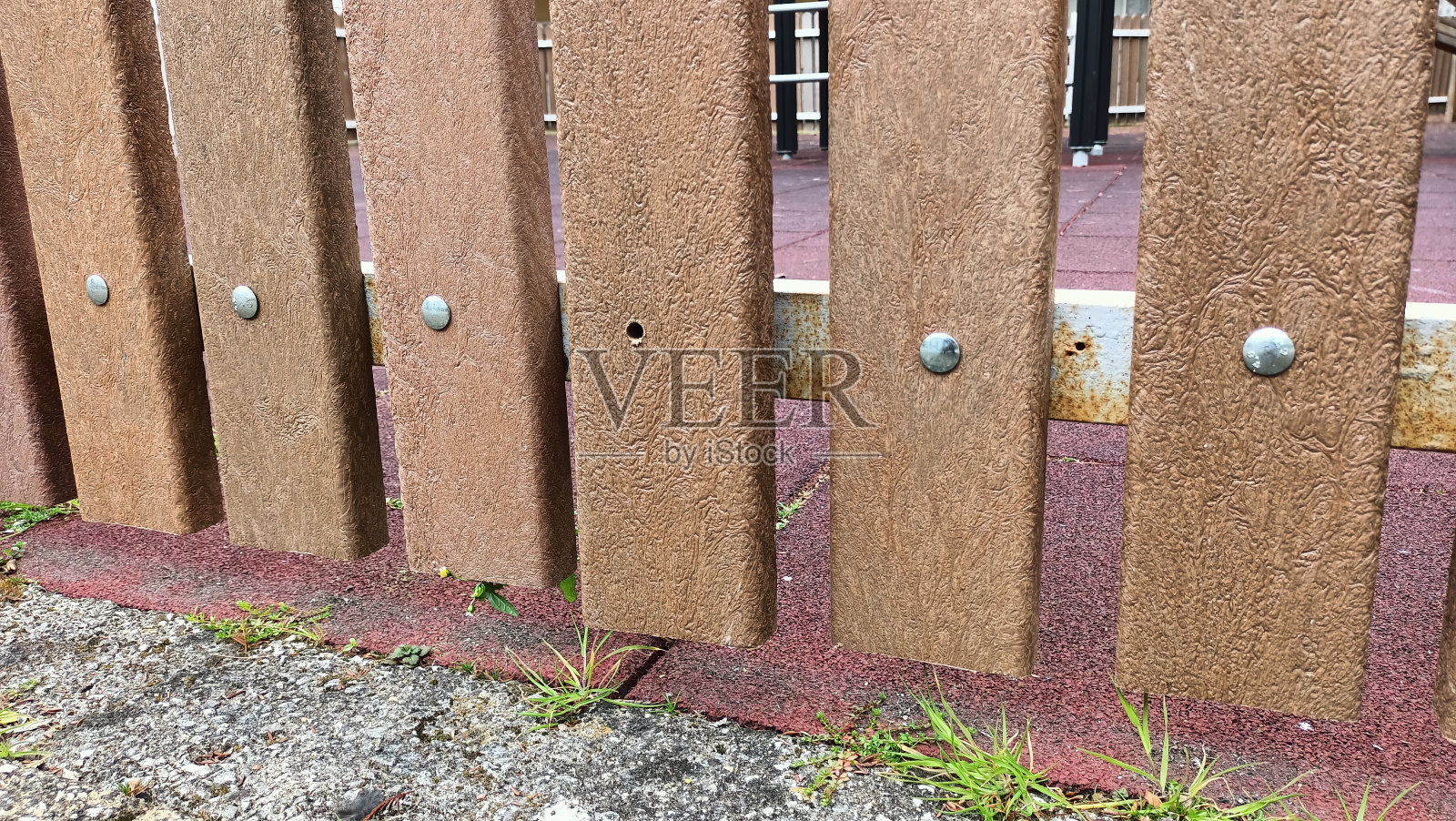 操场塑料垃圾垃圾围栏用镀铬铁螺栓固定照片摄影图片