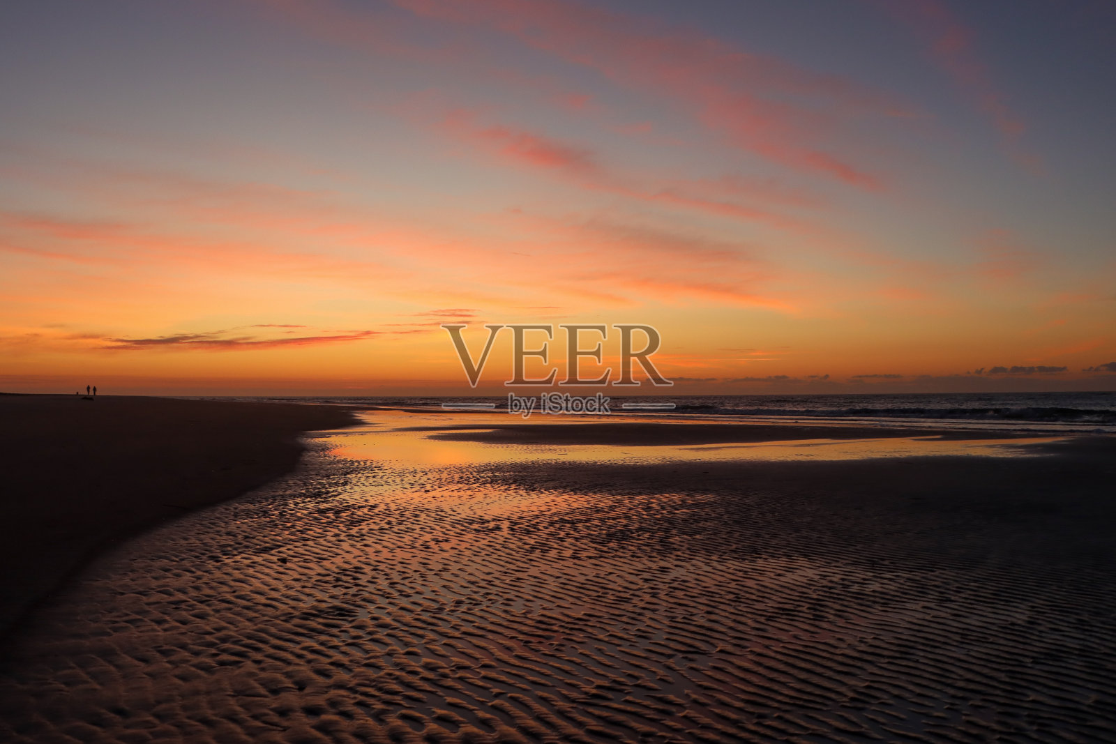 海滩上的日出照片摄影图片