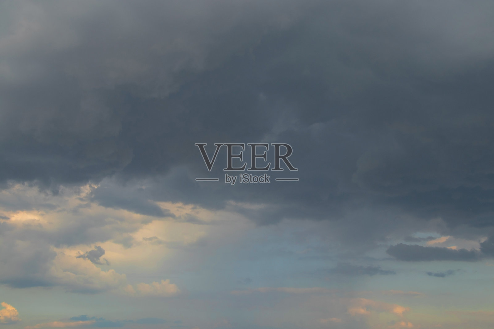 多云的天空在一个晴朗的日子作为背景接近照片摄影图片