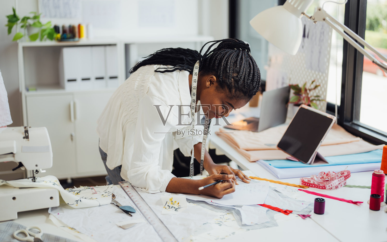 在工作室工作的专业服装设计师照片摄影图片